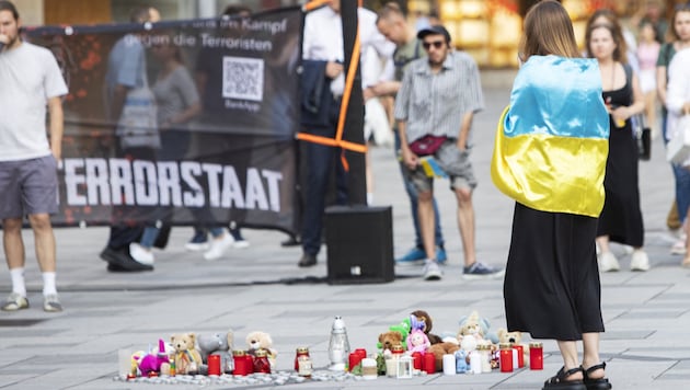 Eine Frau demonstriert in Wien gegen Russlands Angriffskrieg. (Symbolbild) (Bild: Alex HALADA)