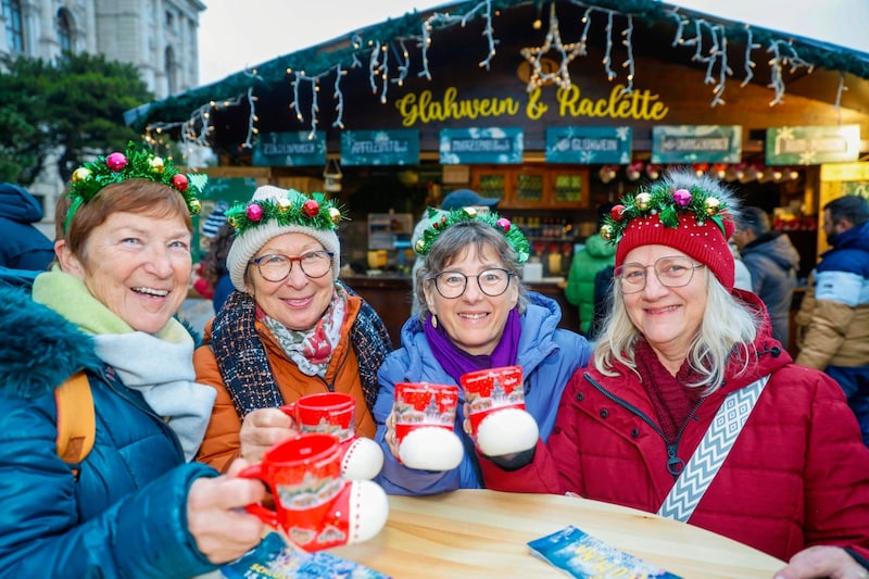 Prost! Maria, Josefa, Sabine und Doris zelebrieren ihre österreichisch-schweizerische Freundschaft am Punschstand. (Bild: Holl Reinhard/Reinhard Holl)