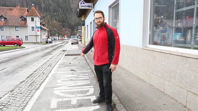 Gernot Gradwohl vor seinem Geschäft in Thörl (Bild: Radspieler Jürgen)