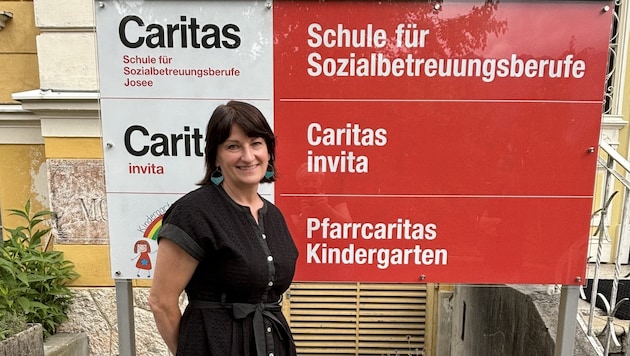 Evelin Vogl (53) looks after a lady on a part-time basis, now she is turning her vocation into a profession - in the second educational path. (Bild: Caritas)