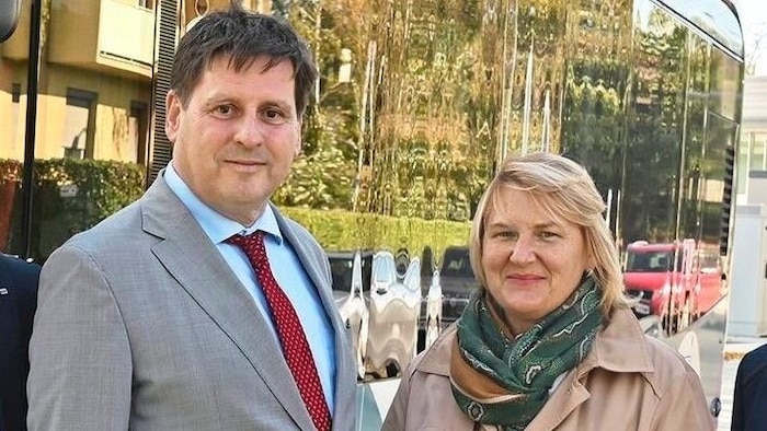 ÖVP-Stadtchef Stefan Szirucsek verliert stark. Die Grünen von Vizebürgermeisterin Helga Krismer verlieren auch, erringen aber trotzdem sieben Mandate.