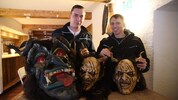 Eduard Andorfer und Marc Hörhager mit alten und aktuellen Masken