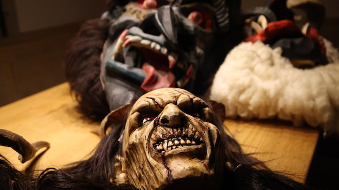 Die Masken schnitzt Franz Kasperer