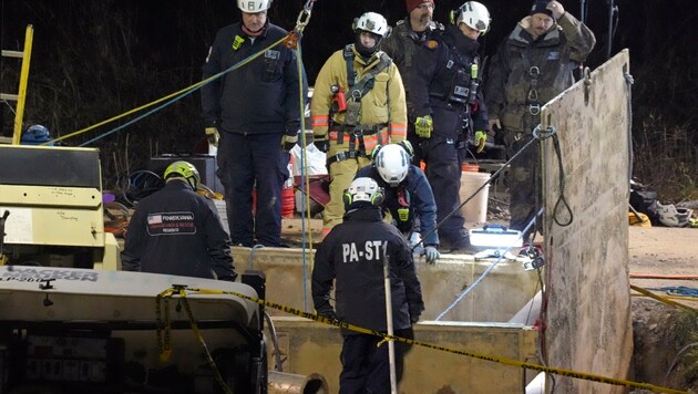 A US-American woman sank into a deep hole while searching for her cat and has been missing ever since. (Bild: AP)