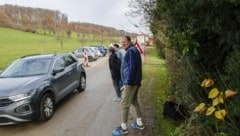 Andreas Hummer wettert gegen die derzeitige Verkehrssituation rund um die Mittelschule in Dorfbeuern. Er sieht eine akute Gefahr für Kinder und Erwachsene. (Bild: Tschepp Markus)