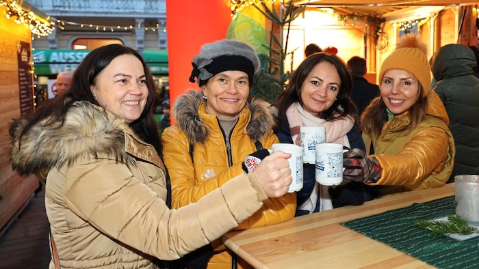 Am Markt wurde gratis Glühwein ausgeschenkt.