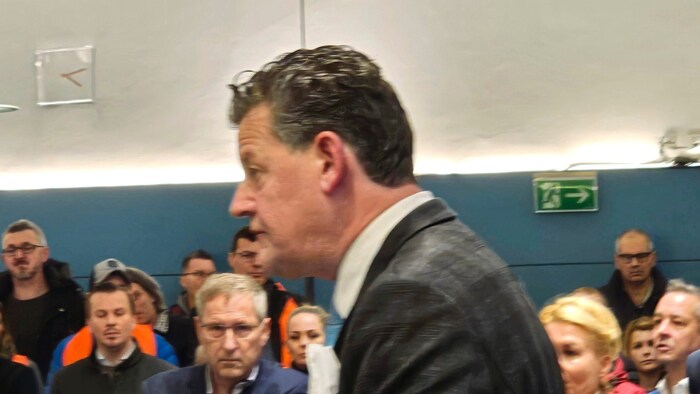 Mayor Christian Scheider broke off the meeting.