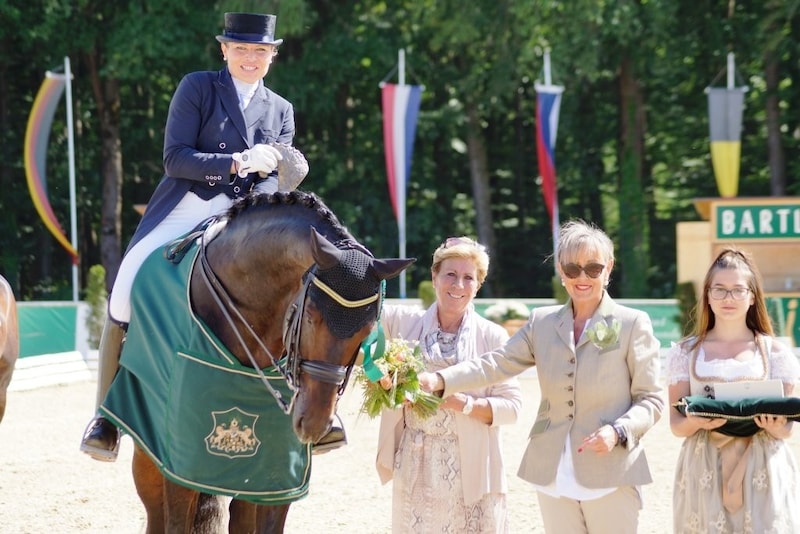 Edda Schmidt (2nd from right) at an award ceremony at the Bartlgut stud farm, which is owned by the family. (Bild: Edda Schmidt)