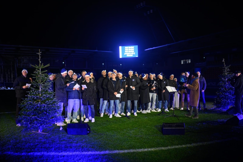 Die BW-Linz-Profis beim Weihnachtssingen. (Bild: FC Blau Weiß)