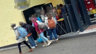 Beim Schulzentrum Viktring steht jetzt ein Automat mit Nikotinbeuteln, der von den Schülern gestürmt wird. Und die Eltern schütteln den Kopf. (Bild: Jennifer Kapellari, Krone KREATIV)