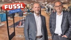 Die Fussl-Chefs Karl und Ernst Mayr (von links) bieten den internationalen Ketten und den Online-Rivalen die Stirn. (Bild: Krone KREATIV/FUSSL MODESTRASSE)