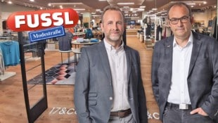 Die Fussl-Chefs Karl und Ernst Mayr (von links) bieten den internationalen Ketten und den Online-Rivalen die Stirn. (Bild: Krone KREATIV/FUSSL MODESTRASSE)