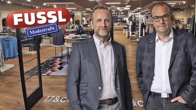 Fussl bosses Karl and Ernst Mayr (from left) are standing up to the international chains and online rivals. (Bild: Krone KREATIV/FUSSL MODESTRASSE)