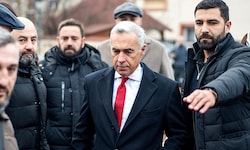 Calin Georgescu tritt am nächsten Sonntag in einer Stichwahl gegen die pro-europäische ...