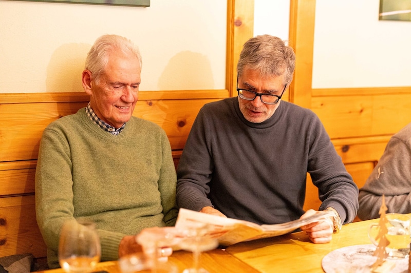 Like so many others, these two guests at the "Krone" sports get-together also read our newspaper from the back. In other words, they start with the sports section. (Bild: Urbantschitsch Mario/Mario Urbantschitsch)