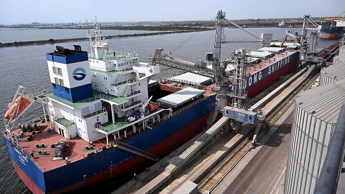 Ein mit Raps beladener Tanker im Schwarzmeerhafen Constanta