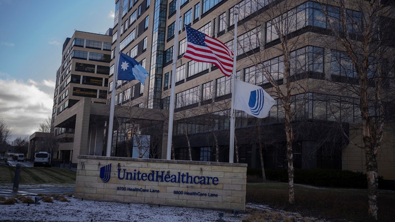 Flaggen wehen vor dem Hauptsitz auf Halbmast. (Bild: AP/Jerry Holt/Minneosta Star Tribune)