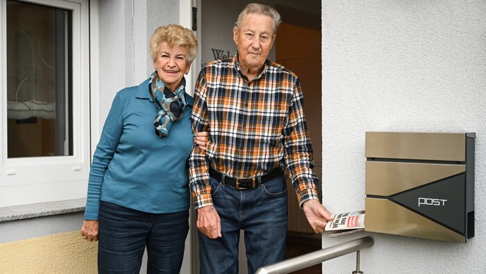 For Rosemarie and Franz Moser, every day begins with reading the "Krone".
