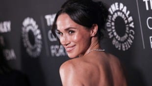 Herzogin Meghan funkelte bei einer Gala in Beverly Hills im Scheinwerferlicht. (Bild: APA/AFP/ETIENNE LAURENT)