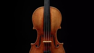 Das Instrument (Bild) ist anno 1714 vom berühmten Geigenbauer Antonio Stradivari angefertigt ...