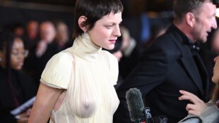 Emma Corrin bei der London-Premiere von „Nosferatu“