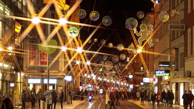 Kinder sind beim Shopping der Eltern oft gelangweilt.Sie würden lieber spielen. Damit beides möglich wird, fordert die ÖVP eine stundenweise Kinderbetreuung. (Bild: Pressefoto Scharinger © Albin Schuster)