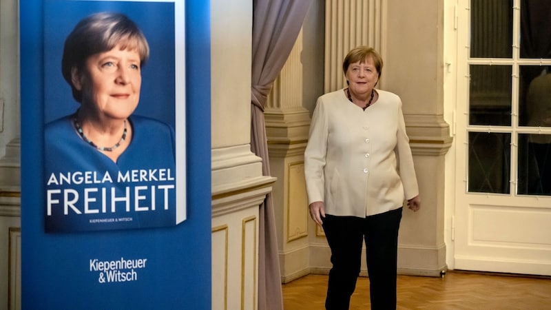 Angela Merkel und ihr Buch „Freiheit“ (Bild: APA/dpa/Michael Kappeler)