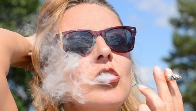 The majority of EU health ministers voted in favor of the EU Commission's proposal to ban smoking in playgrounds, bus stops and outdoor restaurants. (Bild: K.-U. Häßler - stock.adobe.com)