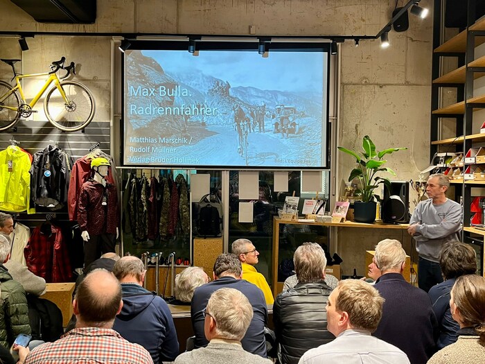 At the book presentation at "Star Bike" in Vienna, visitors soaked up everything they could about Max Bulla.
