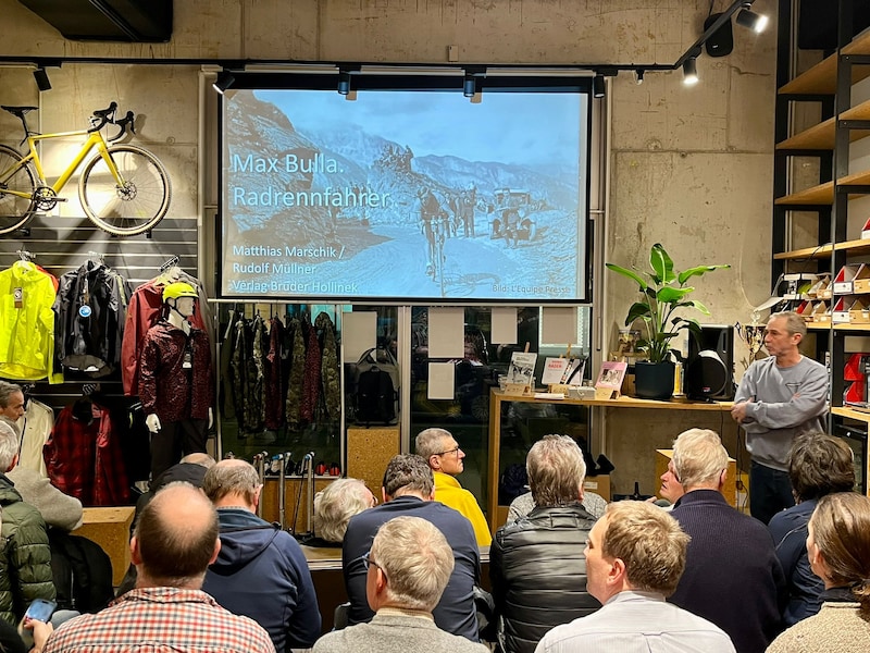 Bei der Buchpräsentation im „Star Bike“ in Wien saugten die Besucher alles über Max Bulla auf. (Bild: Richard Hollinek)