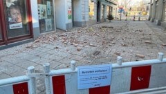 Die Dach-Trümmer in der Albrechtgasse in der Grazer Innenstadt (Bild: Christian Jauschowetz)