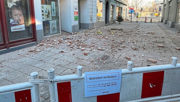 Die Dach-Trümmer in der Albrechtgasse in der Grazer Innenstadt (Bild: Christian Jauschowetz)