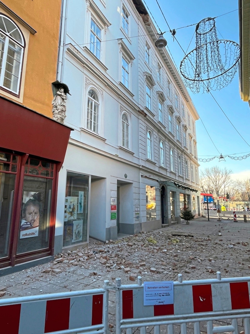 Der Abschnitt zwischen Casino und Andreas-Hofer-Platz wurde von der Feuerwehr gesperrt. (Bild: Christian Jauschowetz)