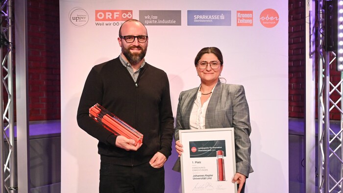 Ian Teasdale und Eleni Priglinger (re.) mit dem Landespreis für Innovation 2024, den man für die ...