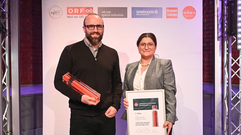 Ian Teasdale and Eleni Priglinger (right) with the State Prize for Innovation 2024, which they received for the production of synthetic bones. (Bild: Wenzel Markus)