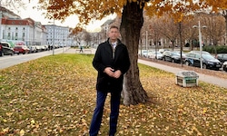 Bezirksvorsteher Markus Figl vor dem 95-jährigen Baum, der für das Heumarkt-Projekt gefällt ...