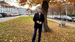 Bezirksvorsteher Markus Figl vor dem 95-jährigen Baum, der für das Heumarkt-Projekt gefällt ...