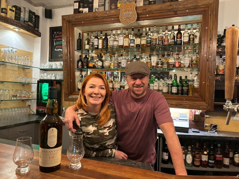 Bianca und Heimo Aichholzer betreiben in Söbriach eine Bar mit reichlichem Whisky-Angebot. (Bild: Elisa Aschbacher)