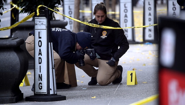 The investigators found engraved messages on the bullet casings. (Bild: APA/Getty Images via AFP/GETTY IMAGES/SPENCER PLATT)