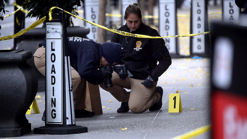 Investigators found messages engraved on the bullet casings. (Bild: Getty Images via AFP/GETTY IMAGES/SPENCER PLATT)