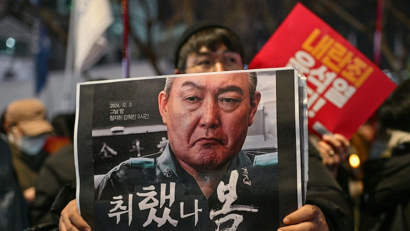 Protest gegen das Staatsoberhaupt (Bild: AFP/Anthony Wallace)