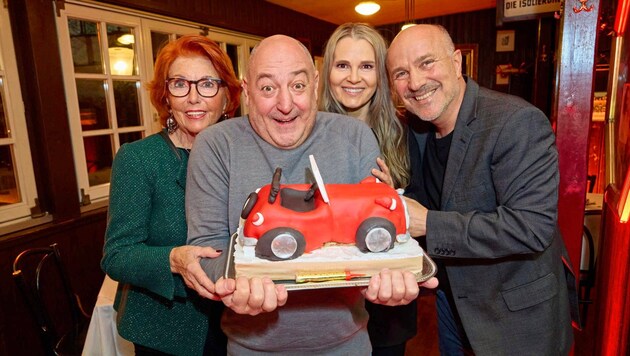 Schirmherrin des Projekts Ingrid Klingohr, Rudi Roubinek, der zusätzlich Geburtstag feierte, und die Nikodemus-Chefs Brigitte und Niki Neunteufel. (Bild: Tuma Alexander/Starpix / A. Tuma)