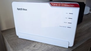 Die Fritzbox 5690 Pro mit Wi-Fi 7 ist ein recht großer Router: 26,8 Zentimeter breit und 17 hoch. (Bild: Dominik Erlinger)