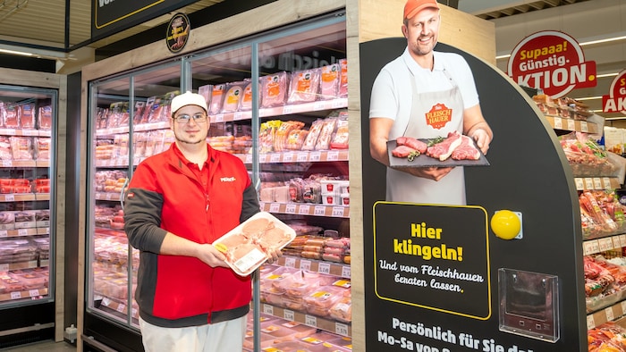 Der Penny Fleischhauer verarbeitet das Fleisch direkt in der Filiale von „Nose to Tail“