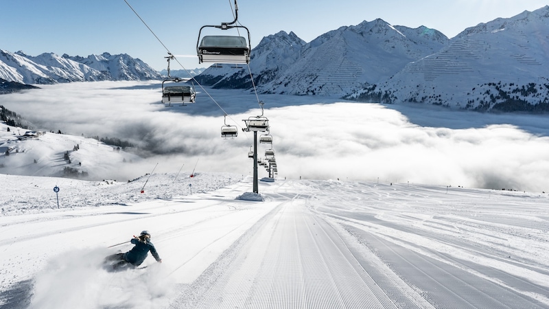 Unlimited fun on the slopes: There are over 1000 kilometers of perfectly groomed ski slopes in Vorarlberg. (Bild: BAETZ PATRICK)