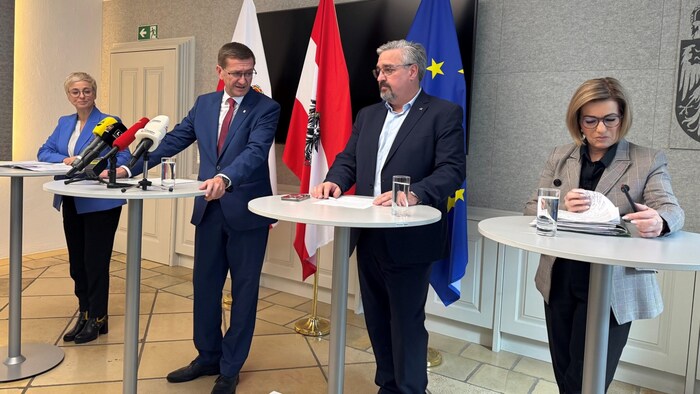 Informierten heute Mittag in Linz, wie es weitergeht: WK-Präsidentin Doris Hummer, Landesrat Markus Achleitner, AK-Präsident Anderas Stangl und AMS-OÖ-Chefin Iris Schmidt (v. l.).