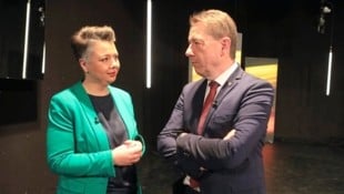 Nicht nur beim Thema Windkraft sind Olga Voglauer und Erwin Angerer verschiedener Meinungen. Bei der Diskussion zur Befragung sparen beide Seiten nicht mit Querschüssen. (Bild: Rojsek-Wiedergut Uta)