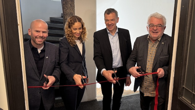 Gotthard Bertsch, LR Eva Pawlata, Vize-BM Georg Willi und Martin Christandl (v.l.) eröffnen den neuen Stock der Mannsbilder Beratungsstelle (Bild: Lorenz Kanzian)