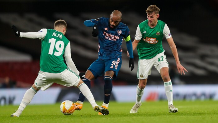 Lion Schuster (re.) spielte für Rapid in der Europa League unter anderen gegen Arsenal um ...