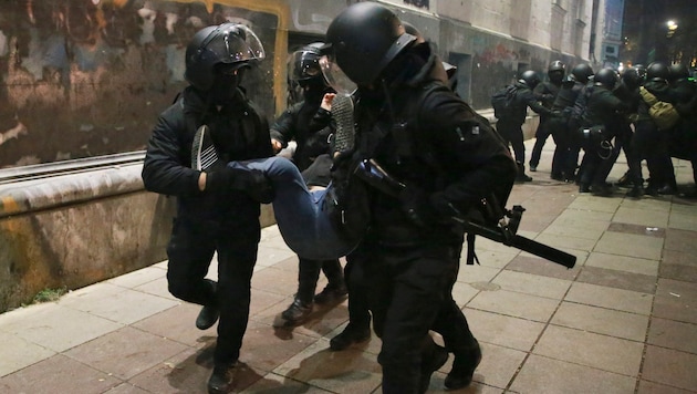 Hundreds of people have already been arrested. Many of them are complaining of violence and torture. (Bild: APA/AP)